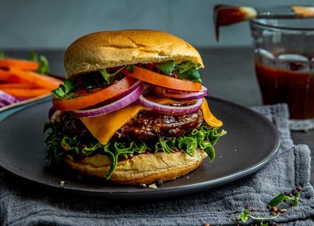 Grillad hamburgare med BBQ-sås