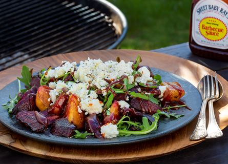 Grillade betor med fetaost, BBQ-sås och rucola