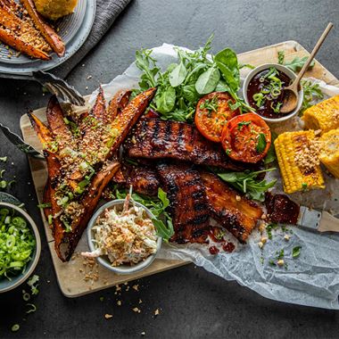 Grillade revbensspjäll med glaserad sötpotatis