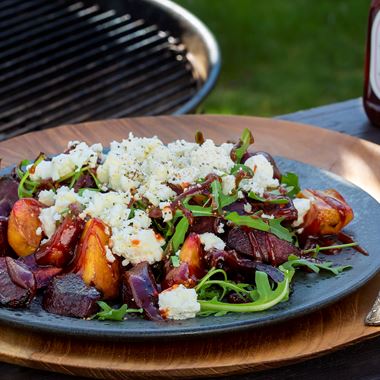 Grillade betor med fetaost, BBQ-sås och rucola